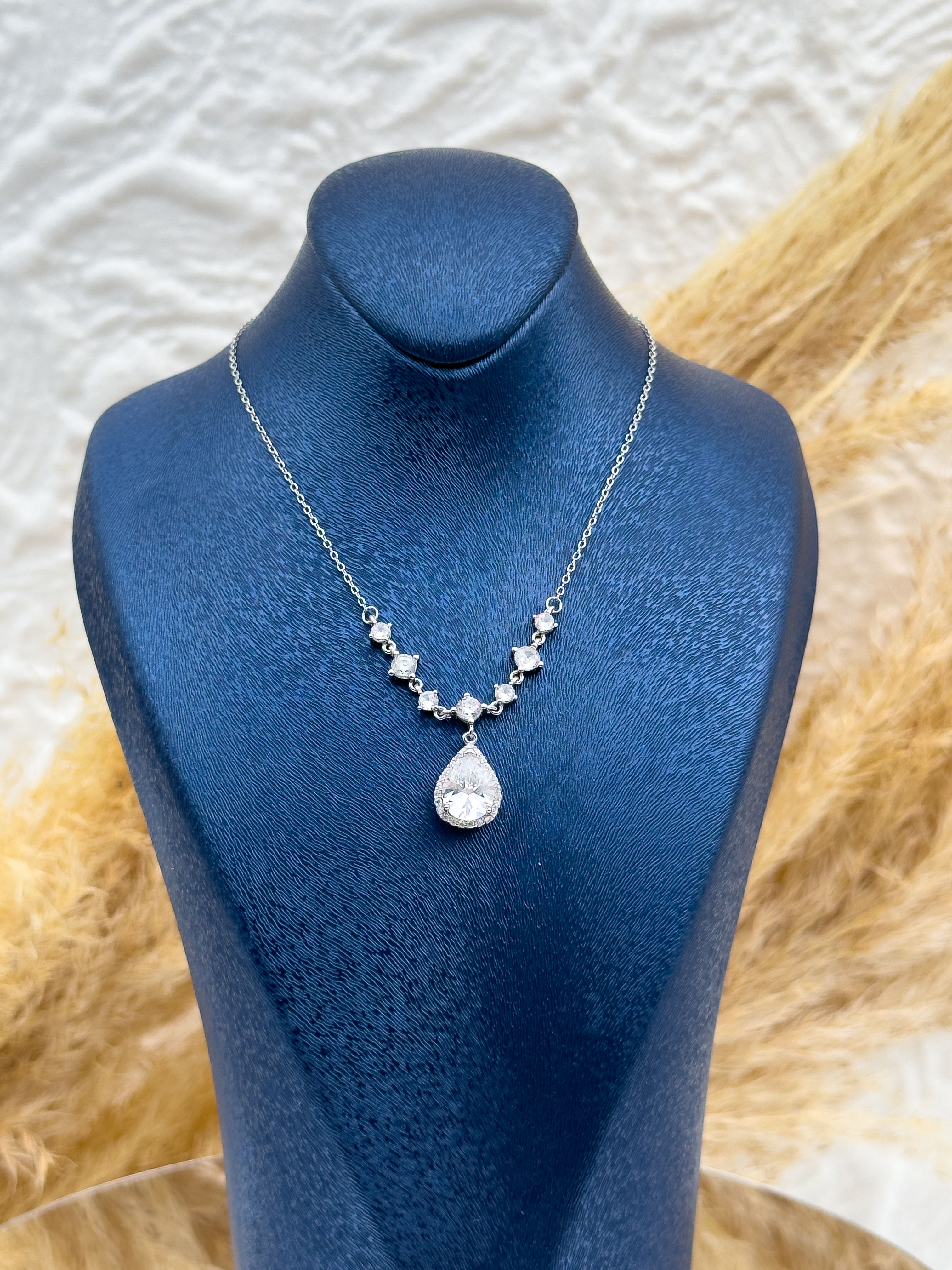 925 Ayar Gümüş Damla Kesim Pırlanta Montür Görünümlü Kadın Kolye